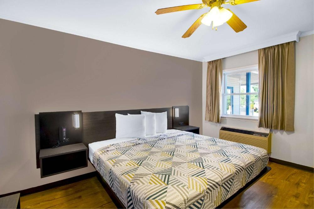 Deluxe Queen Room - Smoking interior
